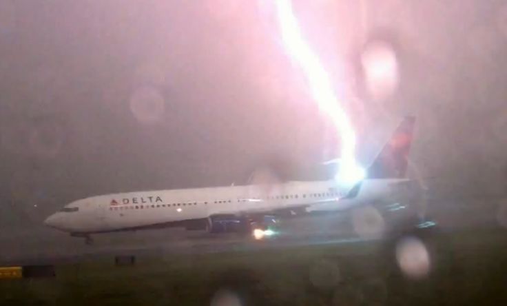 VIDEO/ Rrufeja godet frikshëm avionin