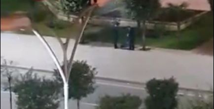 VIDEO/ Policët shqiptarë shpërfillin një alarm për bombë në qendër të Tiranës