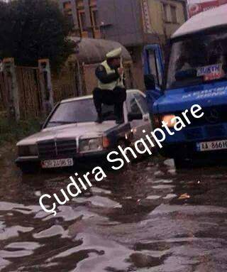 FOTO HUMOR/ Policia në krye të detyrës…