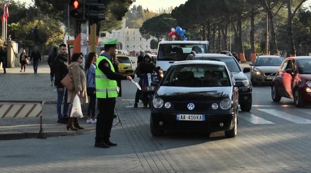 VIDEO / Kryqëzimi te Kryeministria, një polic vendos kush duhet të kalojë e kush jo…