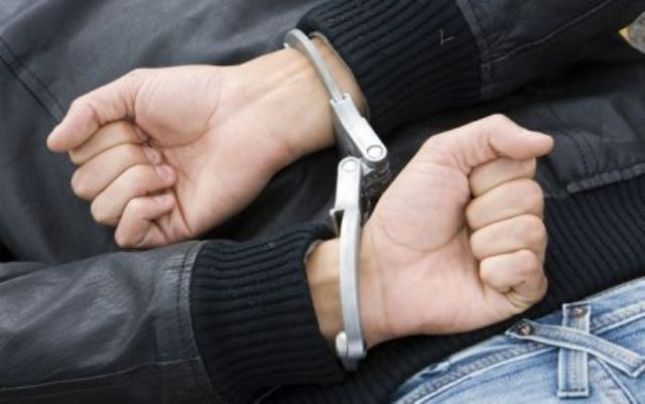 Para për policen të kalojnë femra, bie në pranga