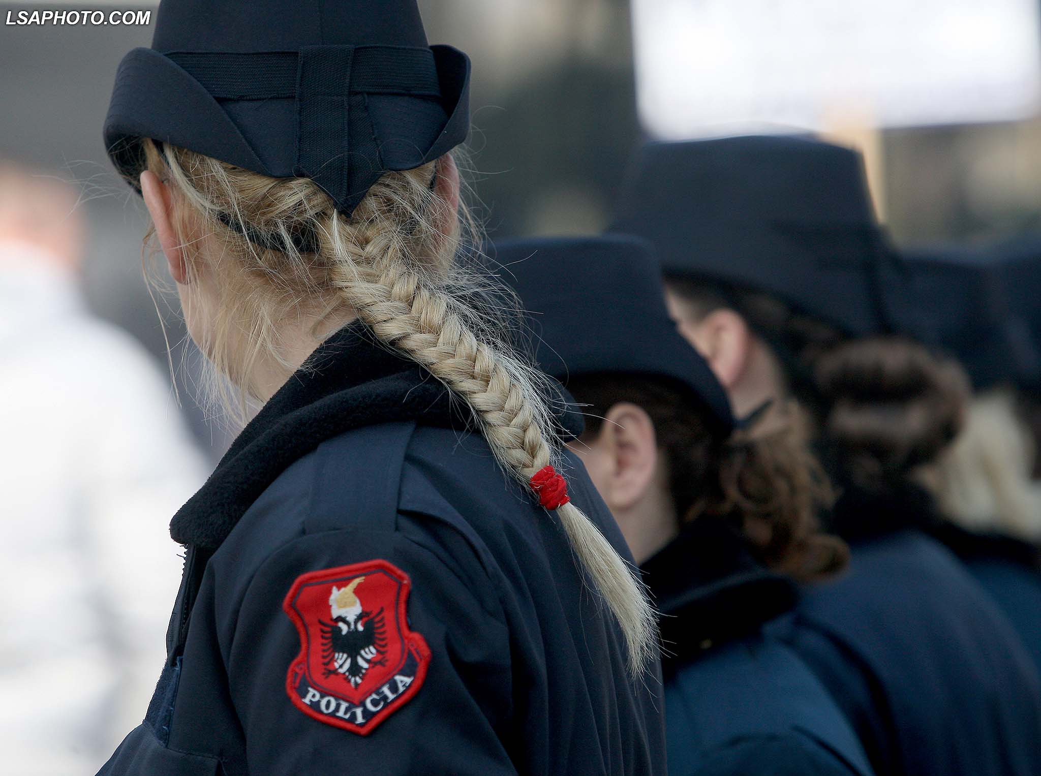 Qeveria porosi për policët, ndëshkim nëse ngacmoni seksualisht