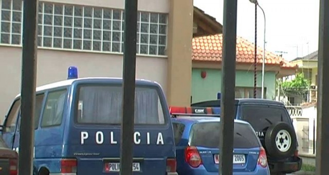 Korçë, djali tenton të mbysë me rripin e pantallonave babain