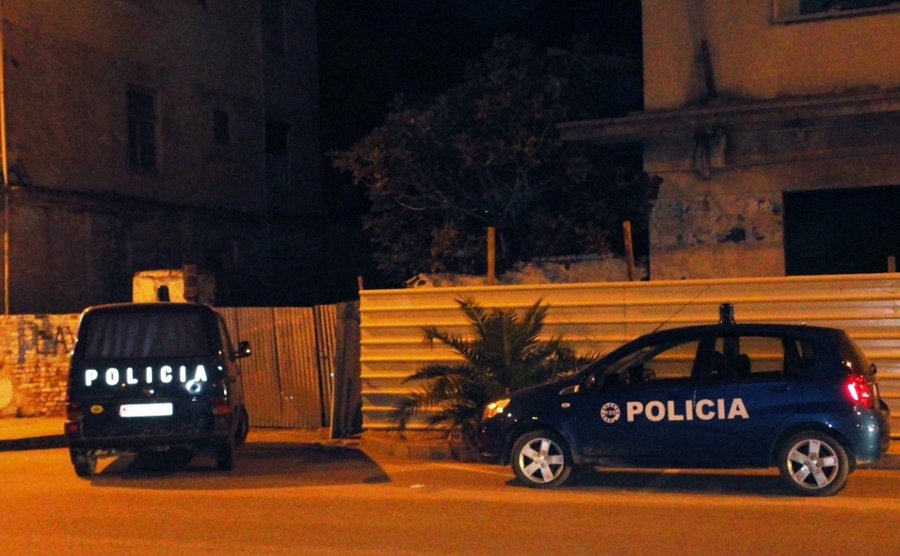 Polici godet me makinë 2 persona, arrestohet në Fushë-Krujë