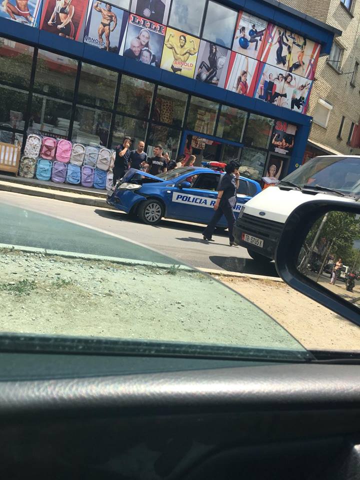 FOTOLAJM/ Kur bën aksident makina e policisë rrugore