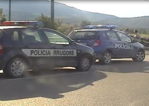 KUÇOVE/ E mbyt gruan në rrugë në çast