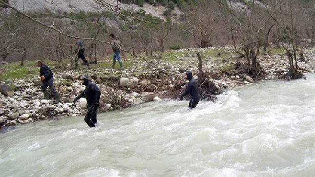 Durrës, i rrëshqet këmba, përroi rrëmben 5-vjeçaren