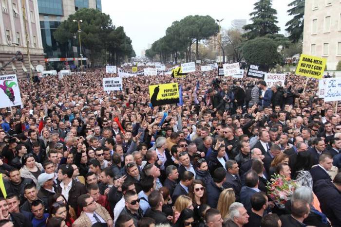 8 dhjetori, Opozita zbret në shesh, protestë masive, marrin pjesë edhe qytetarë nga rrethet