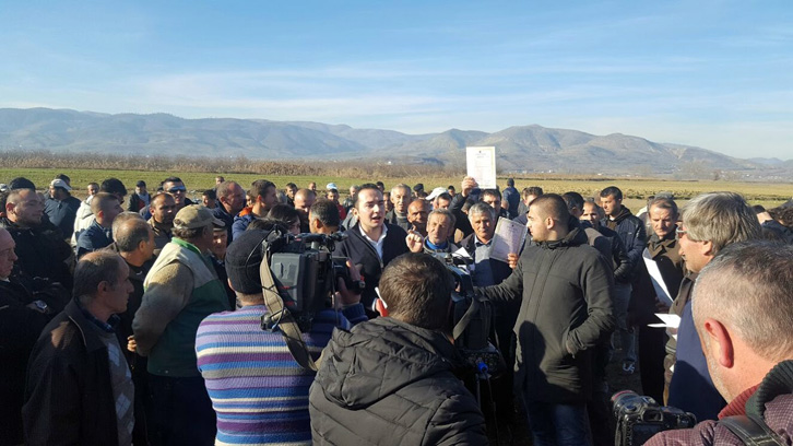 PROTESTA/ Banorët e Porodinës akuzojnë: Peleshi dhe Xhaçka po na grabisin pronat