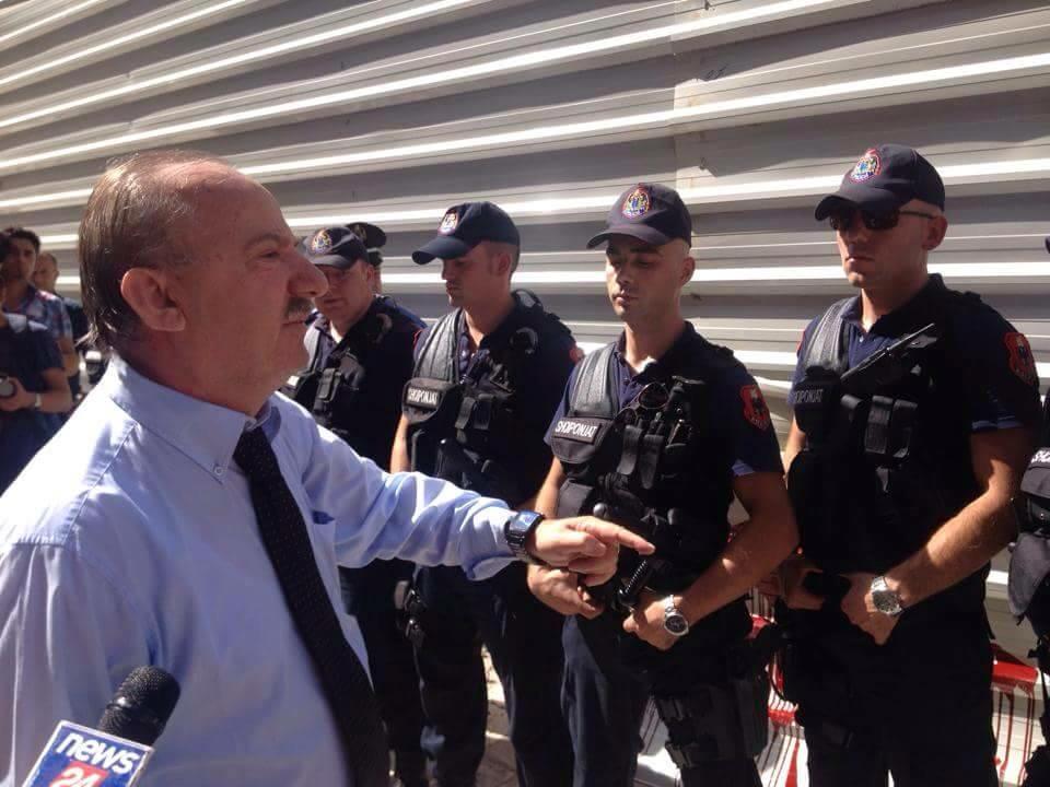 Të përndjekurit, përleshje  me policinë te bunkeri i Ministrisë së Brendshme