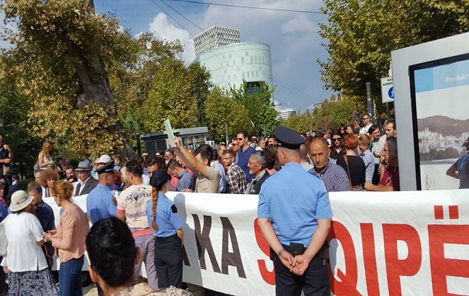 Tensionohet situata, protestuesit kërkojnë të fusin kazan plehrash para parlamentit
