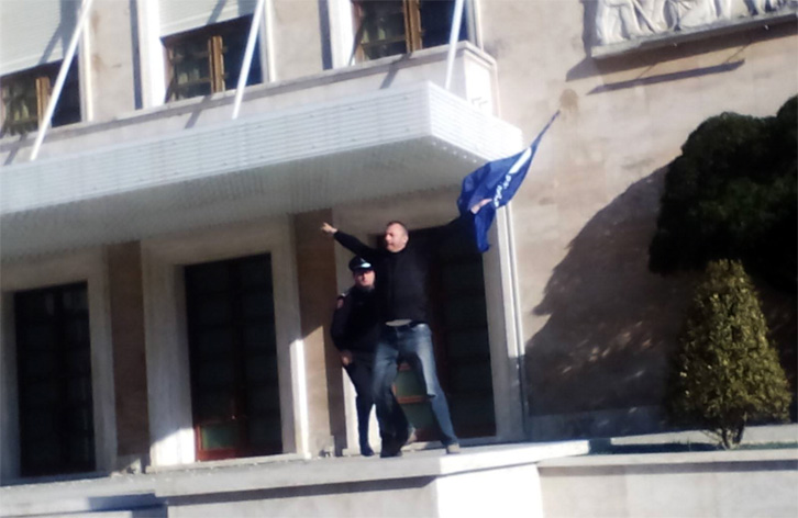 VIDEO/ Protestuesit djegin fotografitë e Ramës, hedhin sende të forta mbi Kryeministrinë