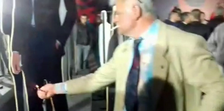 VIDEO/ Protestuesi “lan” me raki dhe tenton “të djegë” Ilir Beqjan brenda në çadër