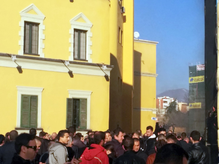 Protestuesit te ministria e Brendshme për të shkulur bunkerin, policia tërhiqet