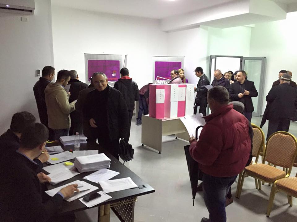 SHPËRTHEN SHERRI I MADH NË PS/ Blushi: Po trukohet votimit, Rama: Qentë le të lehin