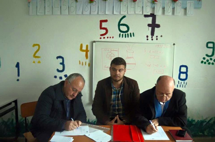FOTO LAJM/ Koço Kokëdhima e bënë edhe këtë…, shkollat e  Sarandës i shndërron në qendra votimi për “kongresmenët” e PS