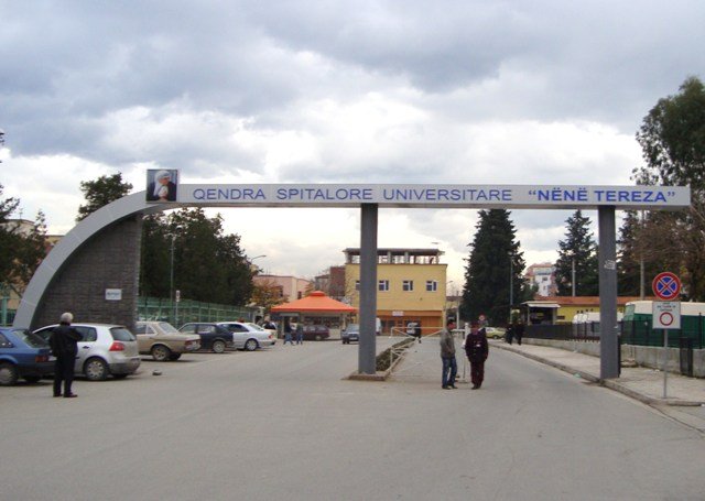 FOTO/ Mjekja seksi shëtit nëpër spital, qytetarja: Mos po shkon në pub?