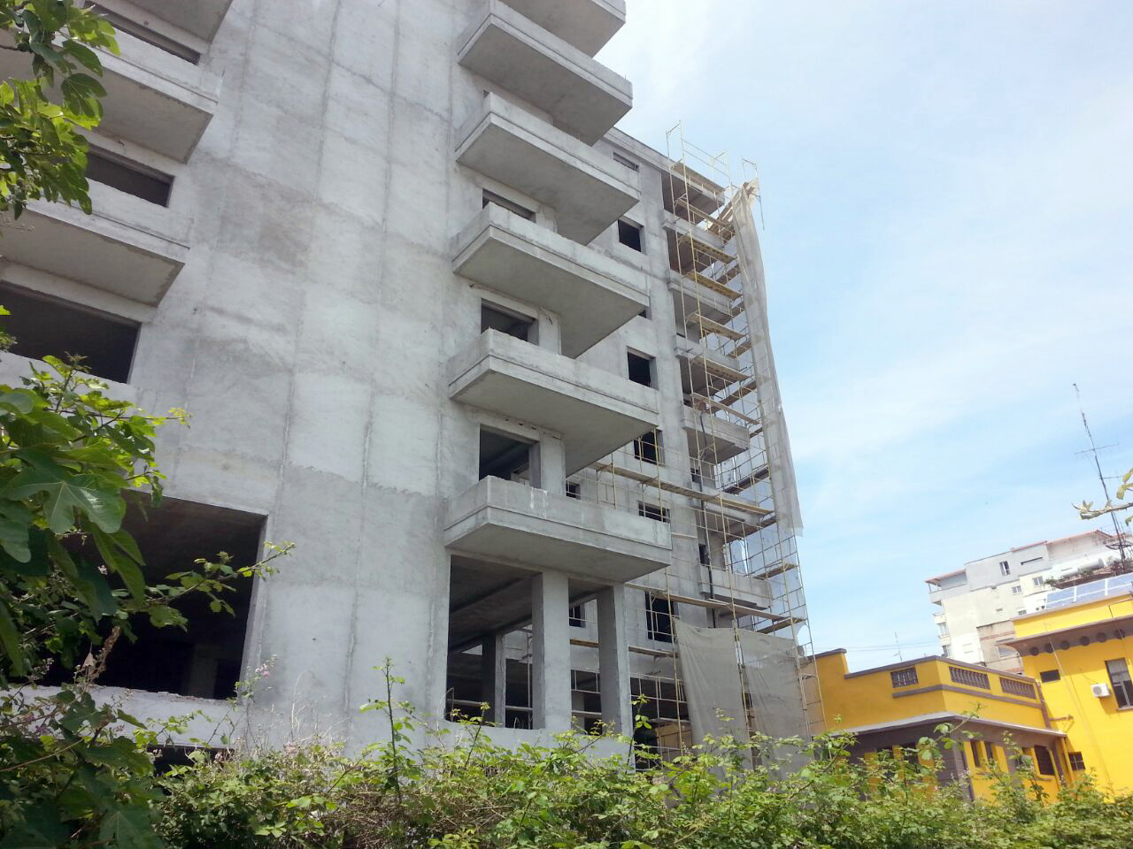 FOTO/ Dako shton 2800 banorë në lista e zgjedhësve, “i strehon” në pallate në ndërtim