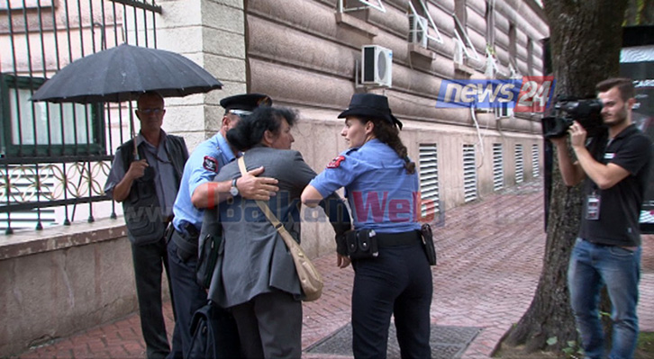 VIDEO/ Policia “rrëmben” qytetaren…, nuk e lejon ti ankohet deputetëve