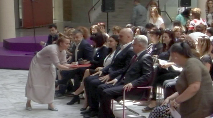 VIDEO/ Rama injoron një grua në Forumin e Grave të PS e cila me përulësi i ofroi …