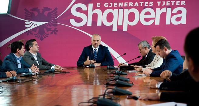 Rama, axhendë të dëmshme jug-veri me socialistët
