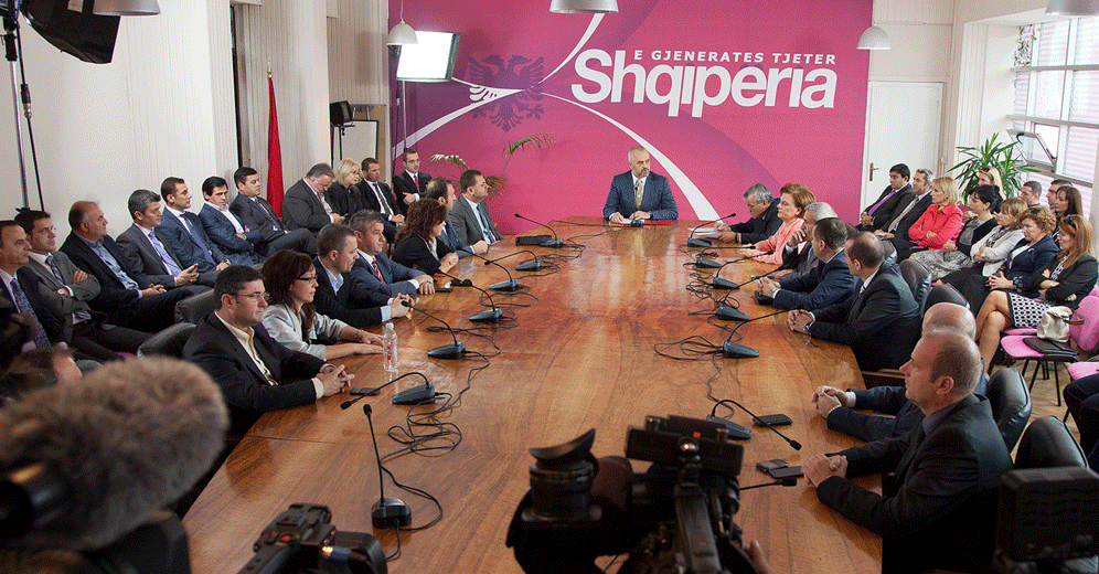 Zbardhet Kodi i Etikës në PS, deputetëve u ndalohet të flasin me median