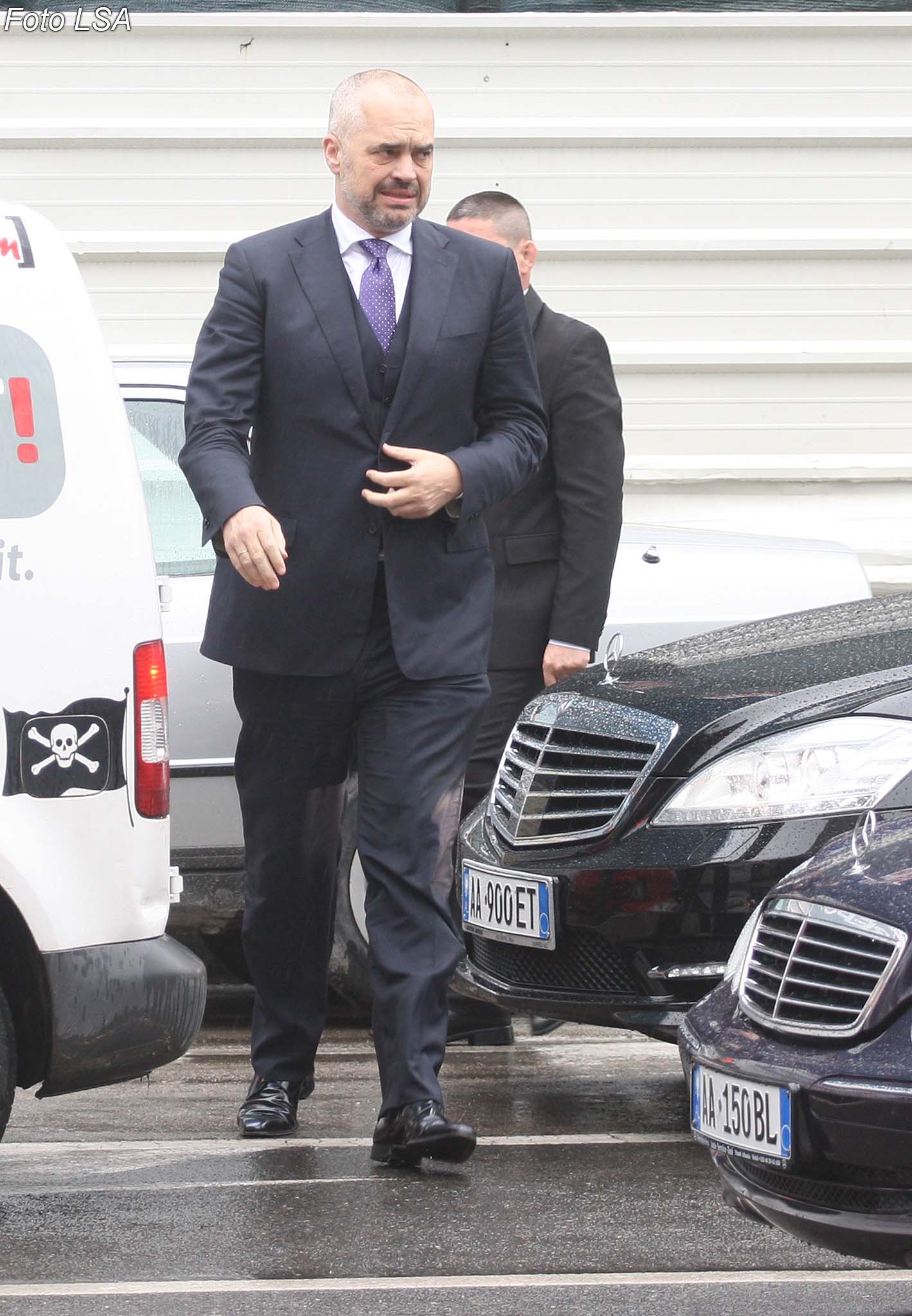 “Shoqëruesi i Edi Ramës rreh policin tek selia e PS”