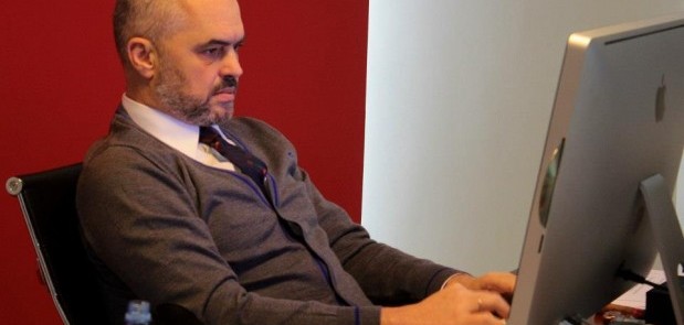 Komentuesit Ramës: Rilindja s`është ndryshim i modelit të flokëve, kryeministri: Ta përkthej unë parukerinë