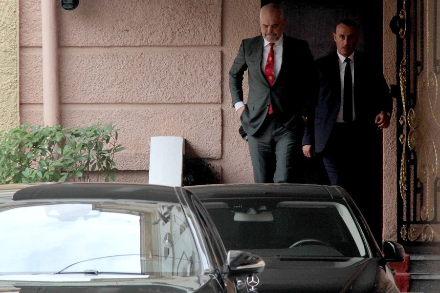 Përplasjet në qeveri, Rama prej rreth një ore në zyrën e Metës