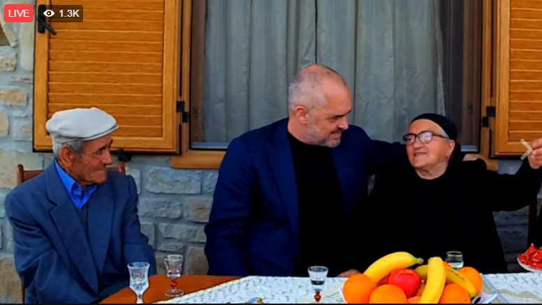 VIDEO/ Rama i flet gjyshes për poezitë erotike në rini: Me ty kur merrej burri?