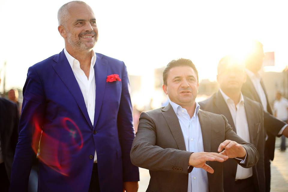 Dorëheqja e Roshit dhe Bushit, dy kryetarët  heshtin pas lajmit