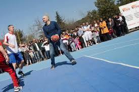 VIDEO/  Edi Rama pa regji qendrore, nuk shkon në shumë se një barazim në basketboll me Vasil Rucin