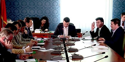 Nuk arrihet konsensus. Bllokohet hetimi i të inkriminuarve në administratë