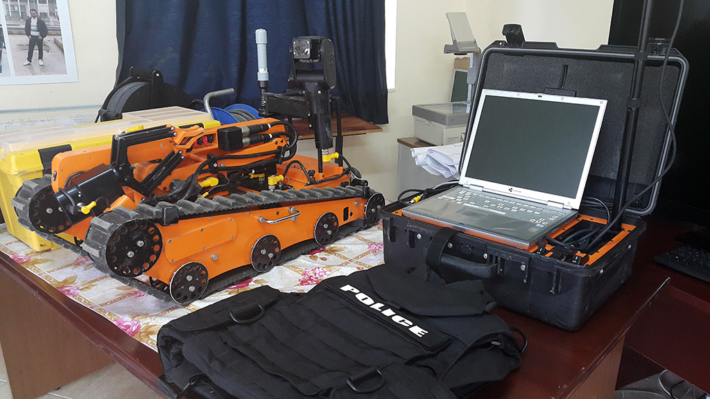 FOTO/ Dy robotë antieksploziv amerikanë, dhuratë për RENEA-n