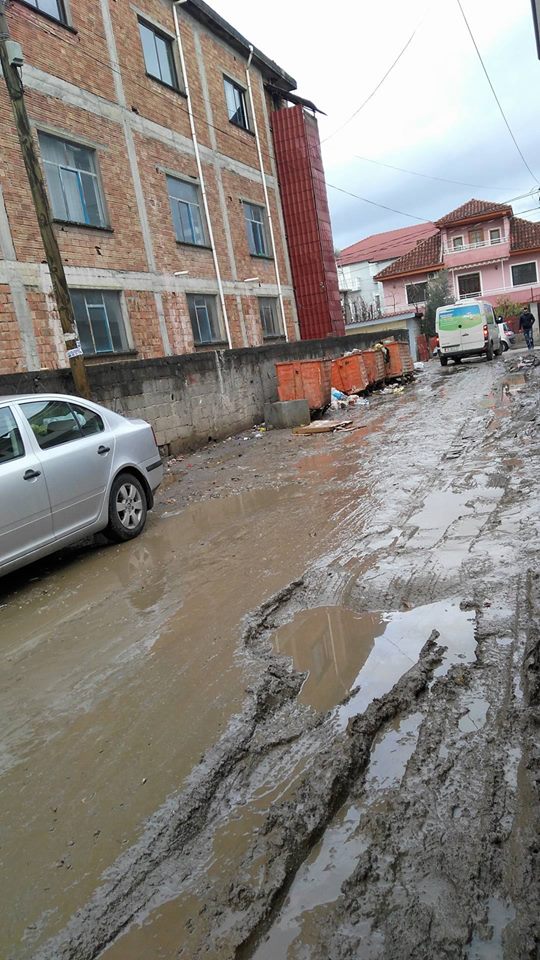 FOTO/Një nga punët e Erionit afër qendrës së Tiranës