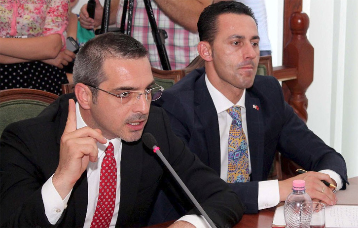Ardian Çipa, respekton “kodin e heshtjes”, “iu bën bisht” përgjigjeve për IMSI-catcher