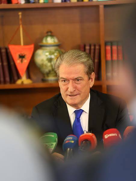 SALI BERISHA/ Qeveria e pakallur e do funeralin e vet me Jaguar!