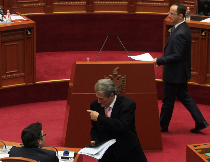 Ministri Bushati vlerëson qëndrimin e Berishës për zhvillimet në rajon