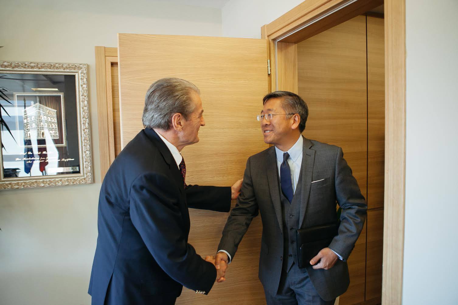 Ambasadori Lu takon edhe Berishën