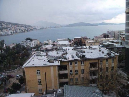 Një burrë i vdekur gjendet tek dera e shtëpisë në Sarandë, dyshohet nga i ftohti