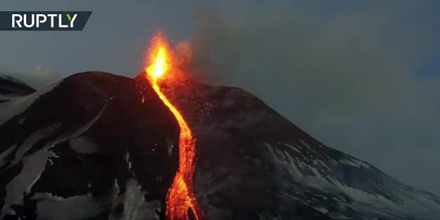 VIDEO/ Pamje nga droni të vullkanit që rrezikon edhe Shqipërinë