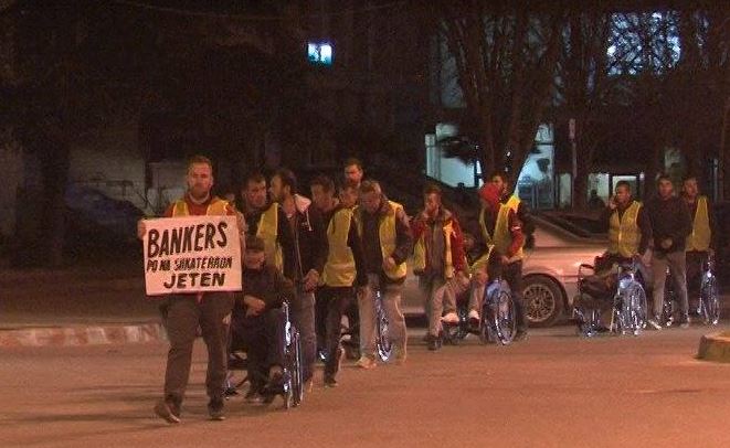 Grevistët e Zharrësit mbërrijnë në Lushnjë, në këmbë drejt Tiranës