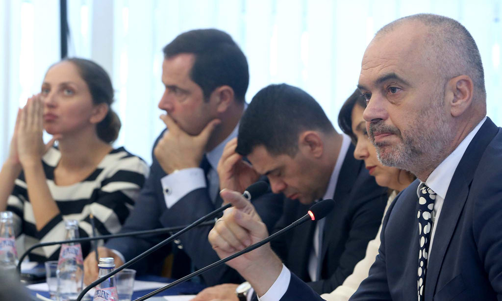 Kryeministri i quan “minj”, biznesi ofendohet