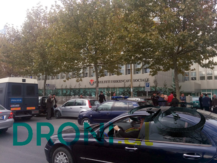 FOTO GALERI/ Alarmi fals për bombë të Shkencat Sociale, policia në vendin e ngjarjes