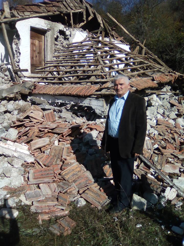 BURREL/Ky fshat po rrëshqet në liqen, banorët ikën me vrap