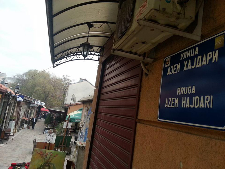 FOTO LAJM/ Një rrugë me emrin “Azem Hajdari” në qendër të Shkupit