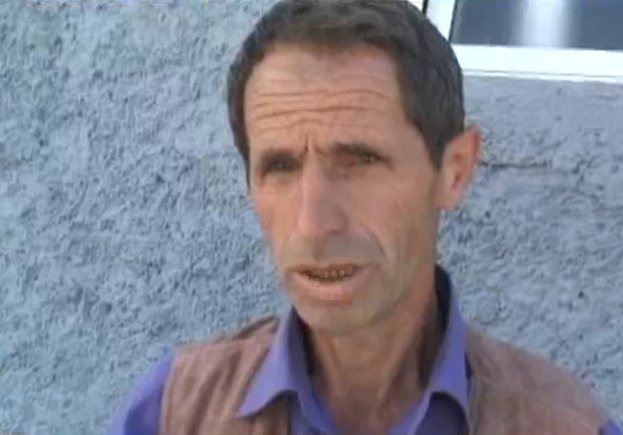 VIDEO/ Në fshatin e përdhunuesit, burrat: Guri na ka ulur burrërinë. Flet edhe babai i njerkës së 15-vjeçares