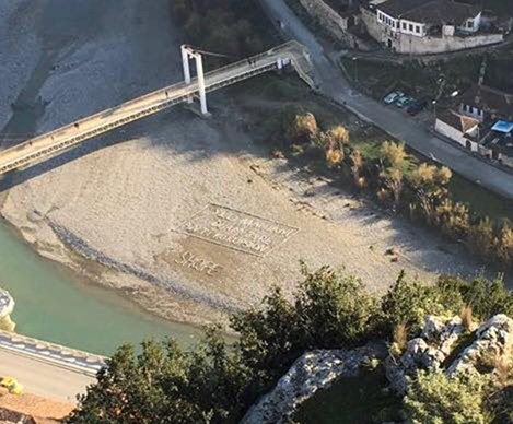 FOTO LAJM/ Një kërkesë “origjinale” Ylli Manjanit për një “zyrë Antikorrupsioni” në Berat