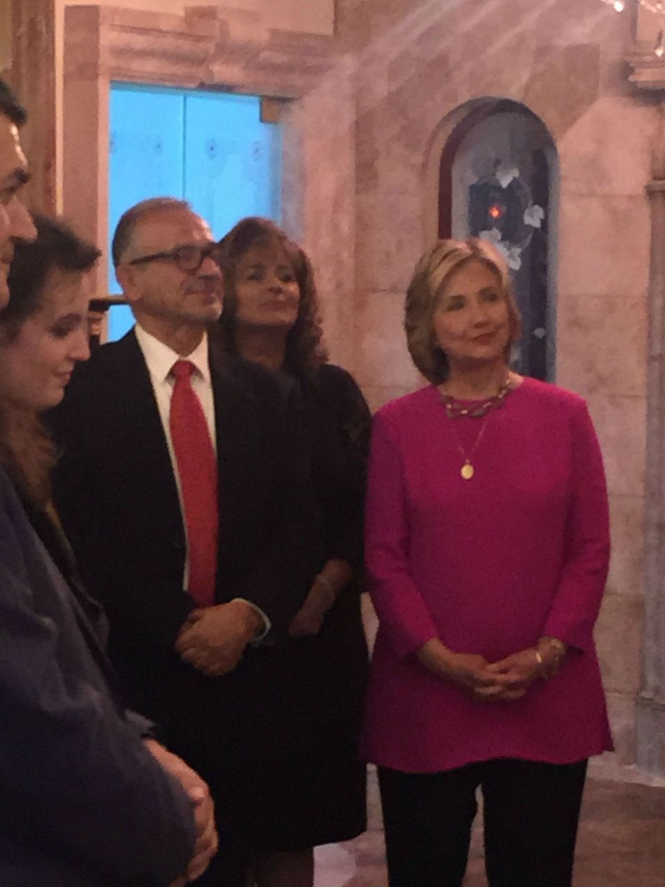 FOTO/Hillary Clinton, mbrëmje tek “Shtëpia e Bardhë” e Sal Rusit, media amerikane si ato shqiptare: Shtëpi me lidhje mafioze