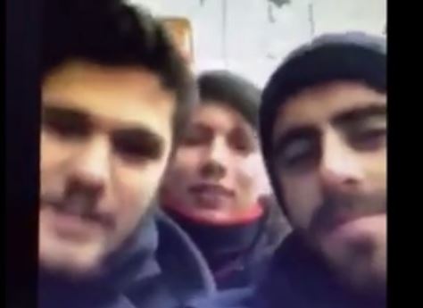 VIDEO/ Të rinjtë i këndojnë Erion Veliajt: Mos dil nga shtëpia, se na ngjit virozën e mashtrimit